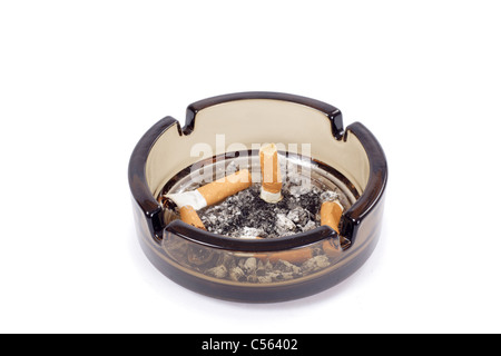 Un flithy cendres en verre-tray, photo sur le fond blanc Banque D'Images