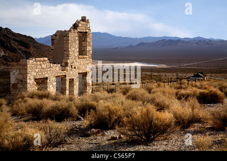 Donnant sur l'Amargosa Valley, Nevada rhyolite dans une ville abandonnée près de la vallée de la mort, États-Unis Banque D'Images