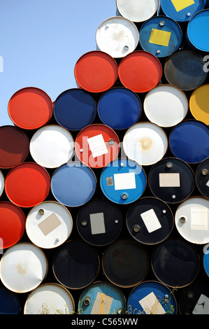 Barils de pétrole empilés pour le fret Banque D'Images