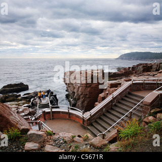 Le Seacoast Acadia Rocky sur un jour de tempête et des pluies à Thunder Hole, l'Acadia National Park, Maine, USA Banque D'Images