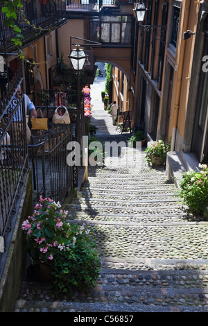 Une rue dans la partie historique de Bellagio menant vers le lac de Côme Banque D'Images