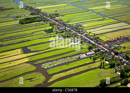 Pays-bas, Wormer, Polder avec village et les terres agricoles et place d'amarrage avec de petites embarcations. Vue aérienne. Banque D'Images