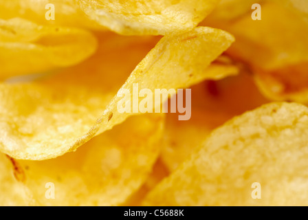 Close up prendre des chips de pommes de terre frites Banque D'Images