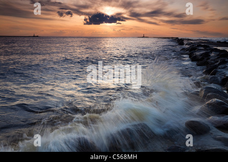 Surfez les vagues dans l'embouchure du fleuve Daugava à Riga avec marquage des balises pour l'entrée du port de Riga Banque D'Images