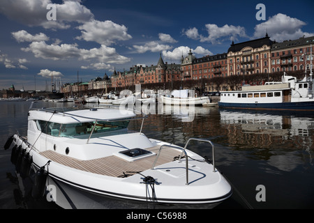 Vue de rue Strandvägen sur le détroit de l'île de Djurgården Banque D'Images