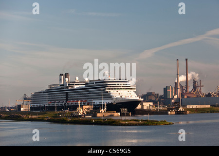 Les Pays-Bas, IJmuiden, Eurodam, navire de croisière appartenant à Holland America Line, dans les écluses de canal de la mer du Nord. Banque D'Images