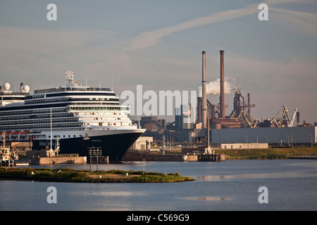 Les Pays-Bas, IJmuiden, Eurodam, navire de croisière appartenant à Holland America Line, dans les écluses de canal de la mer du Nord. Banque D'Images