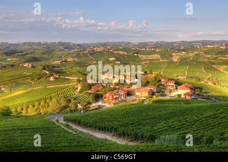 Vue sur petit village entre vignes et collines du Piémont, Italie du nord. Banque D'Images