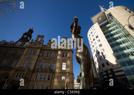 Des statues à l'extérieur de la nymphe old post office building Leeds City Square. Banque D'Images