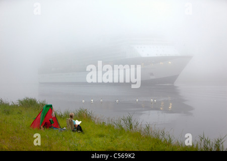 Les Pays-Bas, Spaarnwoude, navire de croisière en mer du Nord Canal dans la brume du matin. Femme sur une journée. Banque D'Images