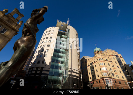 Des statues à l'extérieur de la nymphe old post office building Leeds City Square. Banque D'Images