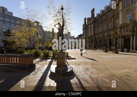 Des statues à l'extérieur de la nymphe old post office building Leeds City Square. Banque D'Images