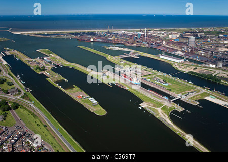 Les Pays-Bas, IJmuiden, vue aérienne de l'entrée et serrure de canal de la mer du Nord. Bonne Tata Steel factory. Banque D'Images