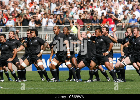 Tous les noirs de l'équipe de rugby de Nouvelle-Zélande d'effectuer le rituel Haka avant le match Banque D'Images