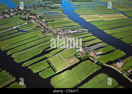 Pays-bas, Jisp, Polder sur le village et les terres agricoles. Vue aérienne. Banque D'Images
