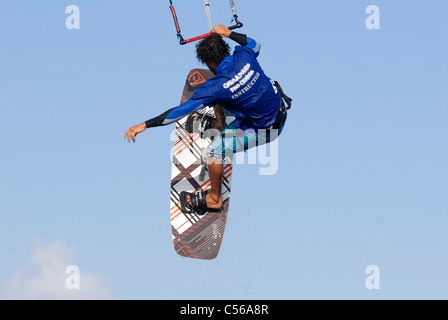 Kite surfer jumping Banque D'Images