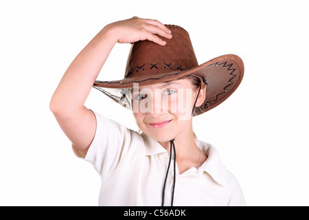 Fille dans un chapeau brun sur un fond blanc Banque D'Images