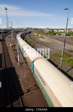 Très long train à cargaison de triage de Oulu , Finlande Banque D'Images