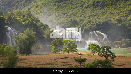 Banyue ou sur la cascade de Ban Gioc Vietnamiens du Nord et du sud de la frontière chinoise, une destination touristique populaire Banque D'Images