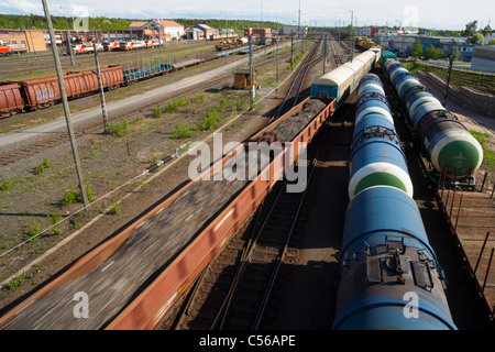 Chargement de trains de copeaux de ferraille destinés au recyclage et wagons de chemin de fer chimiques russes en transport , Finlande Banque D'Images