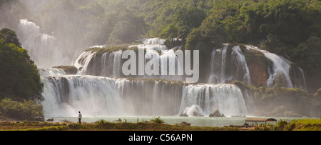 Banyue ou sur la cascade de Ban Gioc Vietnamiens du Nord et du sud de la frontière chinoise, une destination touristique populaire Banque D'Images