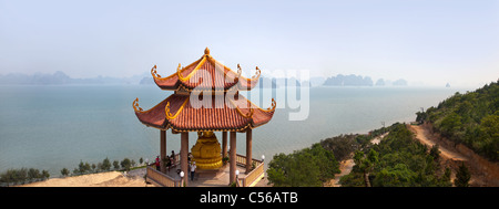 Paysage de la baie d'Halong, temple bouddhiste pagoda en premier plan, ciel voilé d'îlots en arrière-plan. Vietnam du Nord Banque D'Images