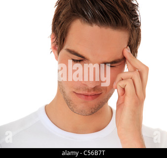 Beau jeune homme souffre d'un mal de tête. Le tout sur fond blanc. Banque D'Images