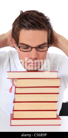 Étudiant attrayant en faisant une pause. Le tout sur fond blanc. Banque D'Images