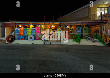 Vente de souvenirs de mer grec lilos, gonflables, et l'équipement de plage et les jouets. Banque D'Images