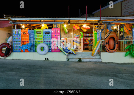 Vente de souvenirs de mer grec lilos, gonflables, et l'équipement de plage et les jouets. Banque D'Images