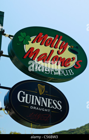 Molly Malone's Irish Pub avec un signe de la Guinness Banque D'Images