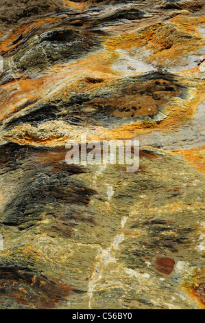 Les sédiments naturels et d'azote au cours de la rocaille en ardoise à côté de la rivière Sil, Galice, Espagne. Banque D'Images