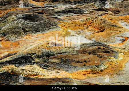 Les sédiments naturels et d'azote au cours de la rocaille en ardoise à côté de la rivière Sil, Galice, Espagne. Banque D'Images