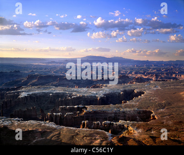 Le paysage torturé au-dessous des îles dans le ciel à Canyonlands National Park, Utah, USA Banque D'Images