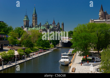 Sommaire des édifices du parlement d'Ottawa le canal Rideau Centre national des arts et l'hôtel Château Laurier en été Banque D'Images