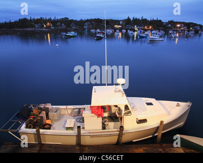 Bateaux au repos dans Bernard Maine Prises de Bass Harbor At Night, Mount Desert Island, l'Acadia National Park, Maine, USA Banque D'Images