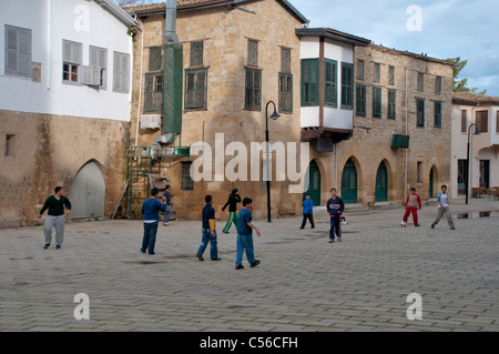 Ancien Bain turc avec baies de l'architecture des maisons dans les rues de la vieille ville de Lefkosa, Nicosie, Chypre du Nord Banque D'Images