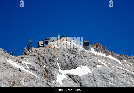 Vue du plateau glaciaire Zugspitze au sommet du Zugspitze. Gare du téléphérique, restaurants, terrasses d'observation, croix d'or Banque D'Images