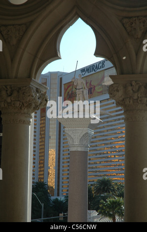 Une reproduction de Saint Theodore's pilier de Venise donne sur l'hôtel Mirage sur le Strip de Las Vegas. Banque D'Images