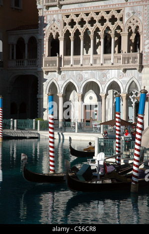 Un groupe de gondoles dans le canal à la façade avant de l'hôtel de luxe Venise et casino à Las Vegas, Nevada Banque D'Images