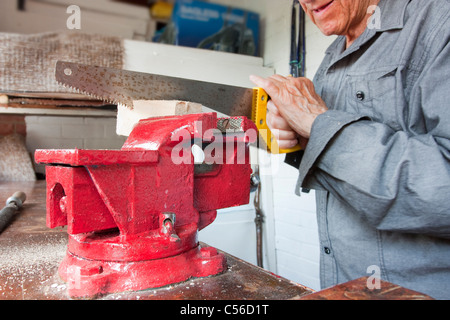 Homme travaillant dans son hangar atelier avec close up on vice Banque D'Images