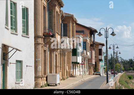 Ancien Bain turc avec baies de l'architecture des maisons dans les rues de la vieille ville de Lefkosa, Nicosie, Chypre du Nord Banque D'Images