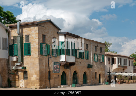Ancien Bain turc avec baies de l'architecture des maisons dans les rues de la vieille ville de Lefkosa, Nicosie, Chypre du Nord Banque D'Images