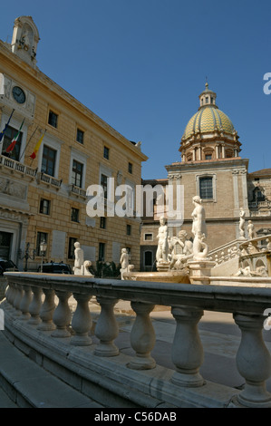 Fontana Pretoria et Chiesa di San Giuseppe dei Teatini à Palerme Banque D'Images