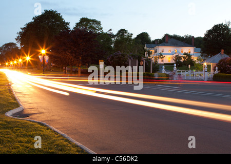 Les voitures roulent par Government House à Charlottetown, où le Prince William, duc de Cambridge et sa femme Kate passent la nuit Banque D'Images