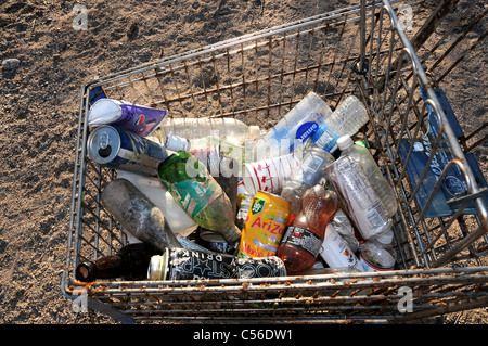 Une grande partie de la corbeille qui a été l'objet d'un dumping illégalement le long d'une rivière dans Tucson, Arizona, USA, auraient pu être recyclés. Banque D'Images