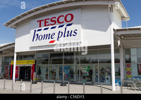 Entrée d'un Tesco home plus sur un parc de vente au détail Banque D'Images