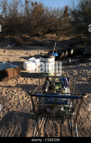 Une grande partie de la corbeille qui a été l'objet d'un dumping illégalement le long d'une rivière dans Tucson, Arizona, USA, auraient pu être recyclés. Banque D'Images