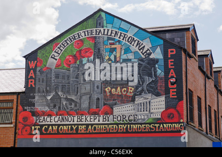 Fresque à Belfast en faveur de la paix et de se rappeler le passé de la guerre Banque D'Images