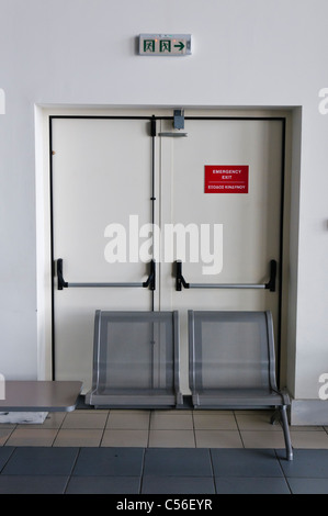 Sortie de secours bloqué dans un aéroport grec Banque D'Images